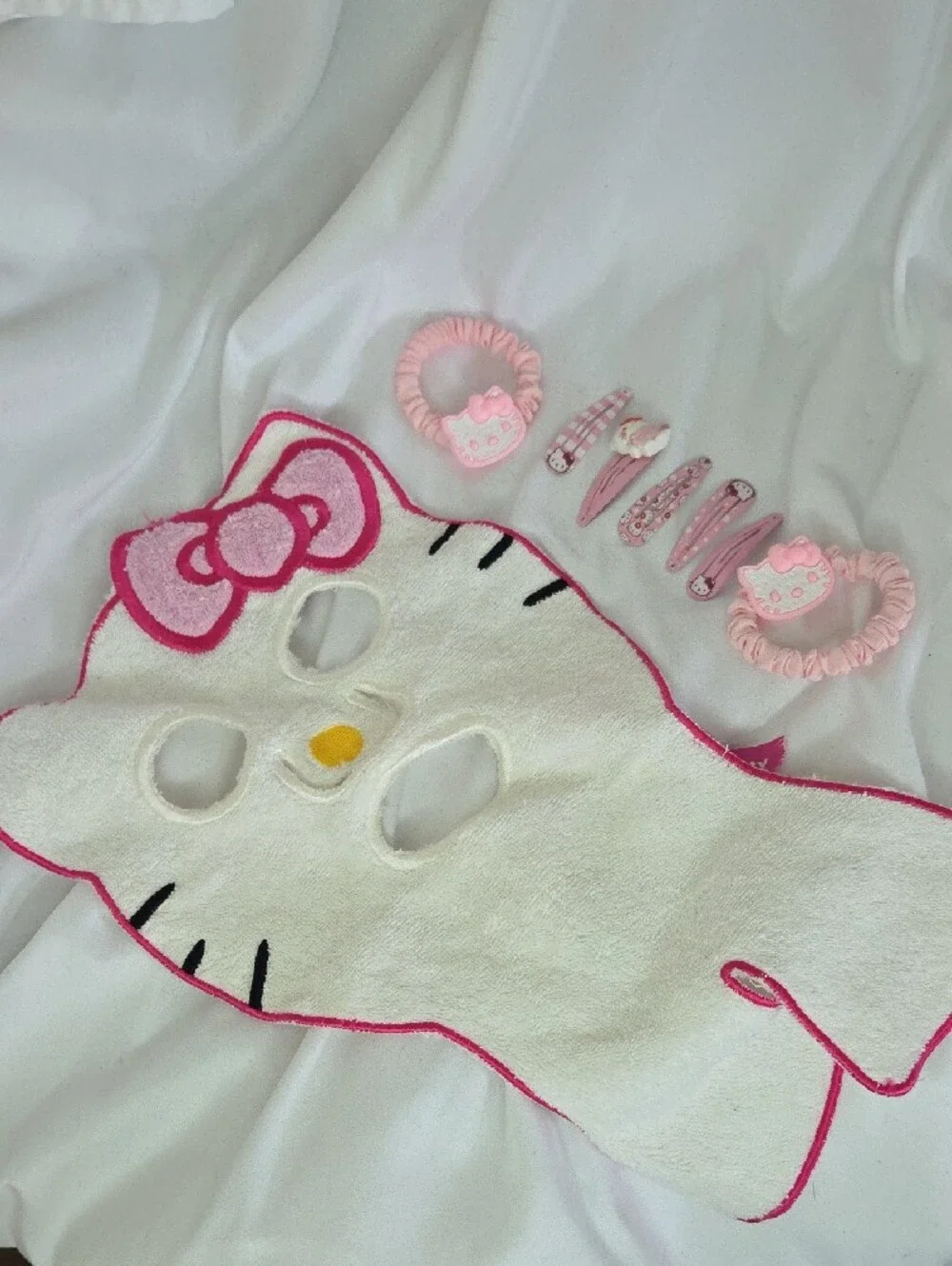 Hello Kitty Spa Face Mask and Hair Clip Set